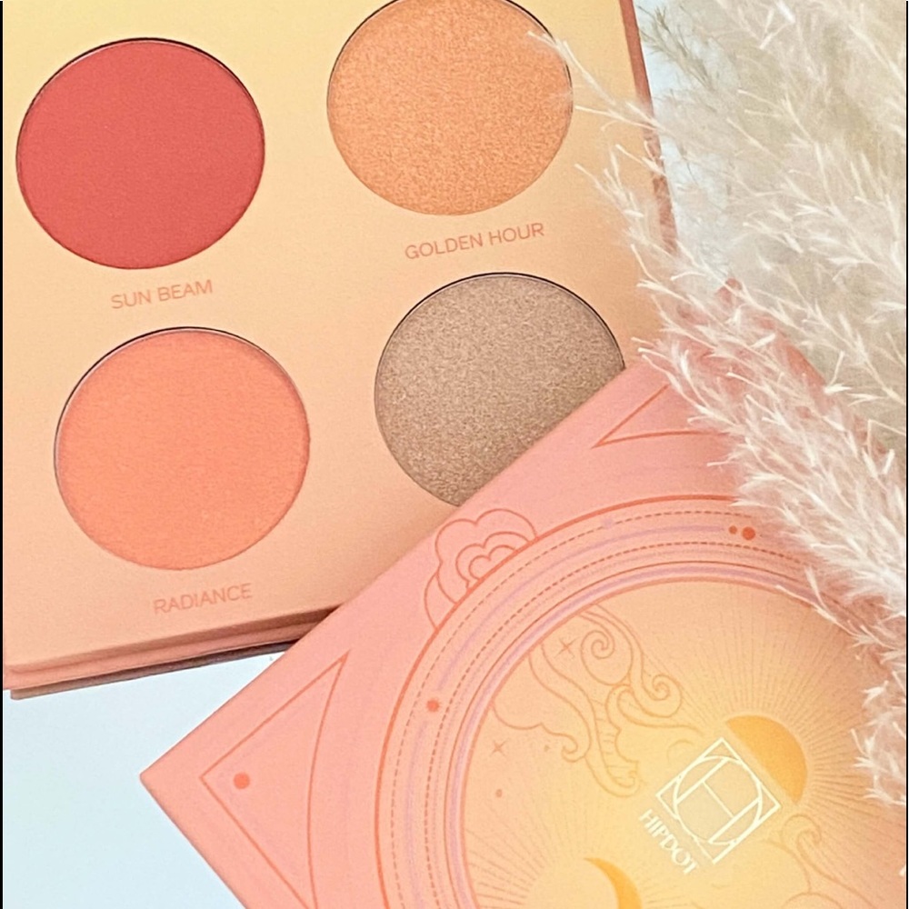 NEVER USED HIPDOT FACE PALLET BLUSH/HIGHLIGHTER. SUN KISSED EFFECT